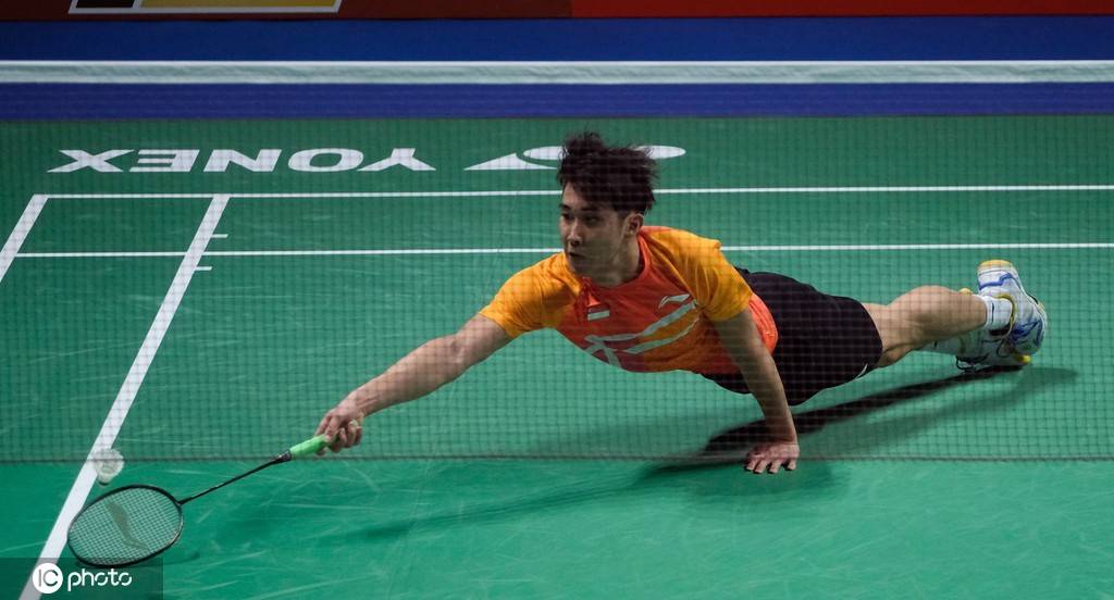 维尼修斯参加街头篮球比赛，引发满堂喝彩